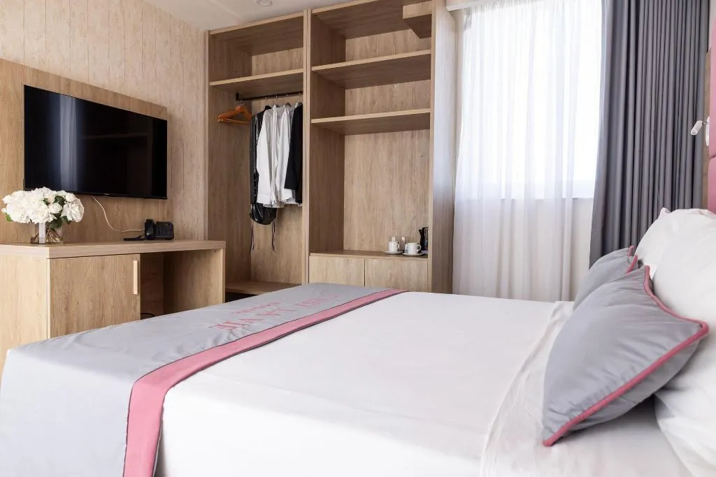 Room, C'est La Vie Boutik Swieqi, Malta
