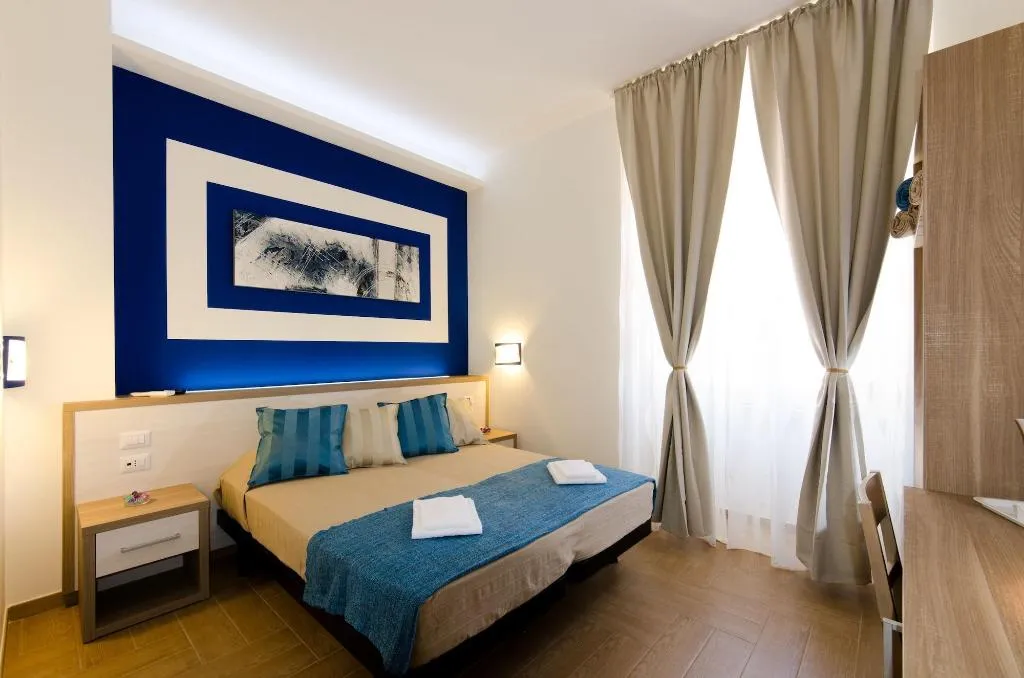 Room, Gemme Di Roma, Naples