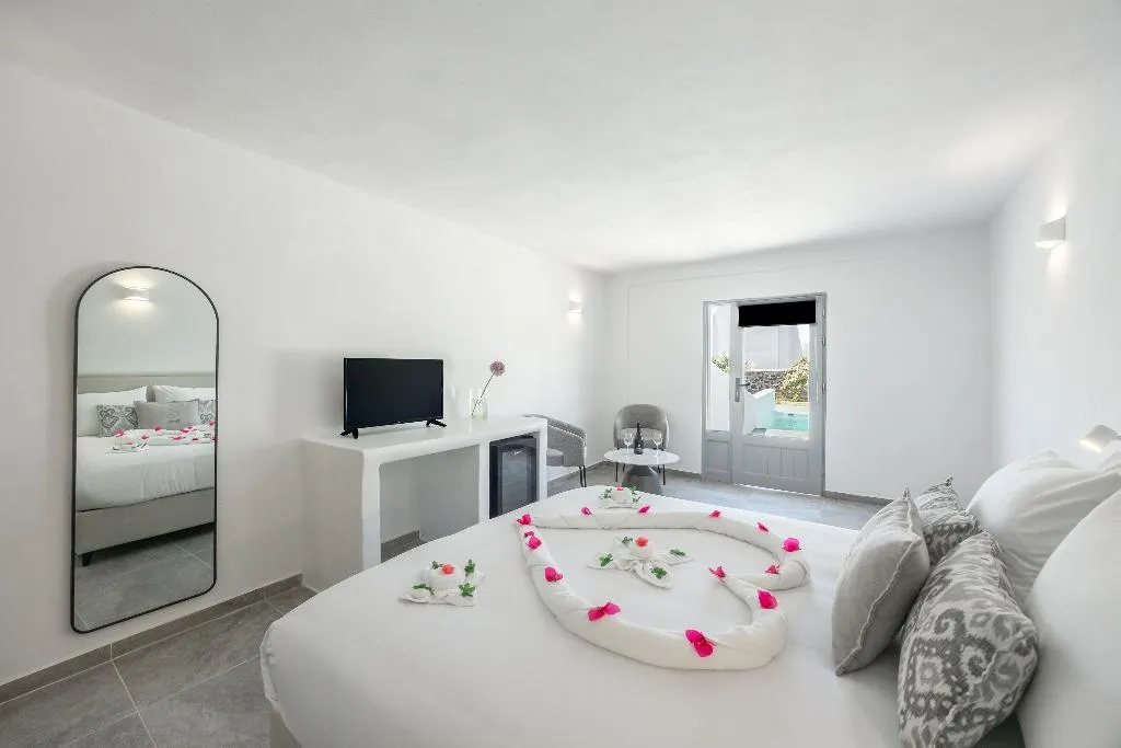 JUNIOR SUITE WITH PRIVATE POOL Room, Thermes Luxury Villas by Mr and Mrs White, Santorini