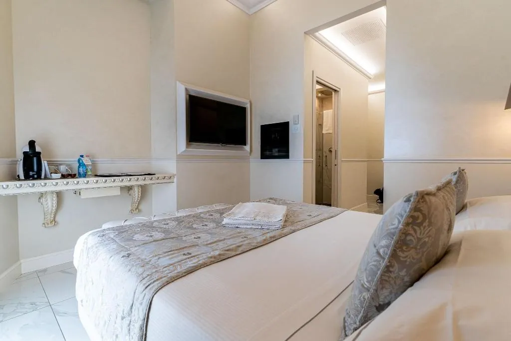 DOUBLE SUPERIOR QUEEN BED Room, The Moon Boutique Hotel, Florence