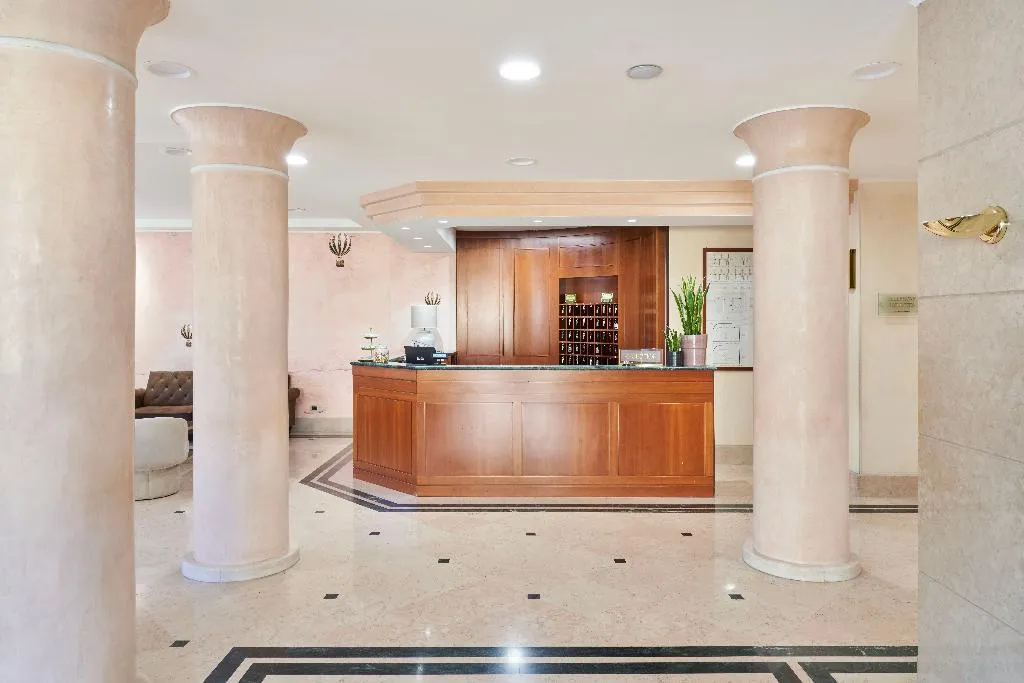 Lobby, Cyrano, Milan