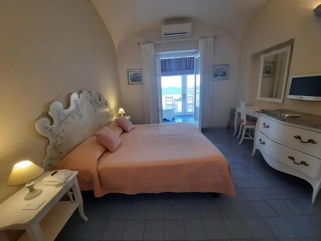 Double or Twin PARTIAL SEA VIEW Room, Villa La Tartana, Naples