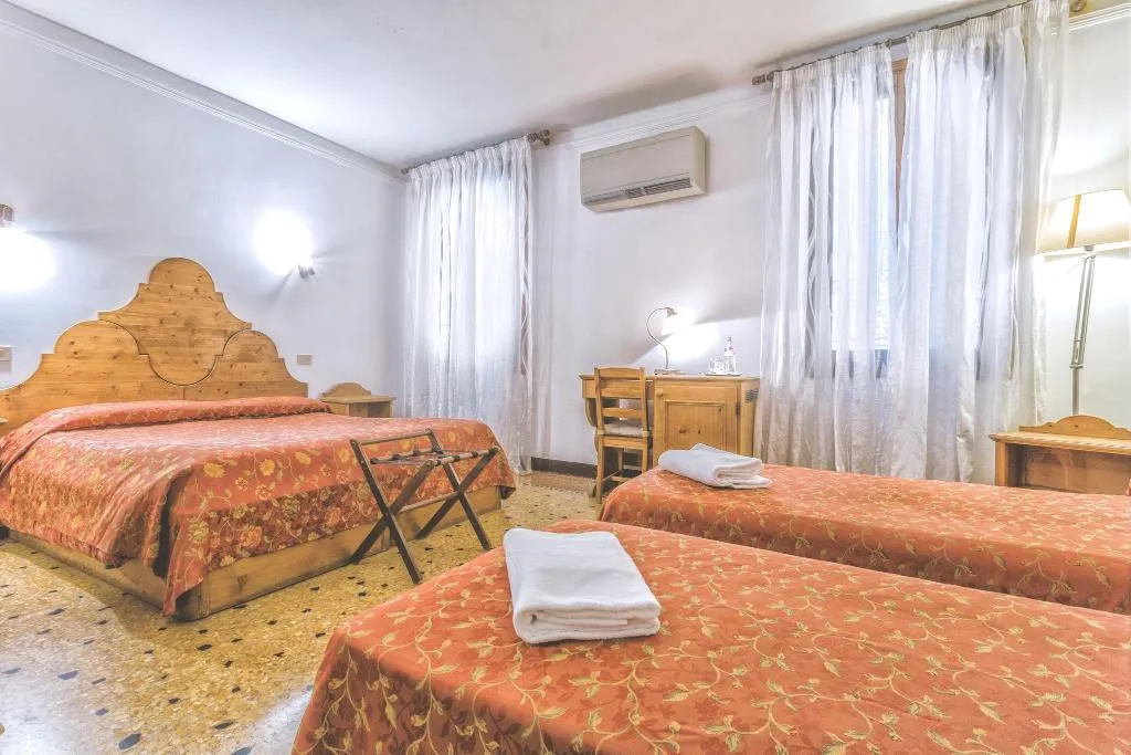 TRIPLE STANDARD Room, Ai Bareteri, Venice
