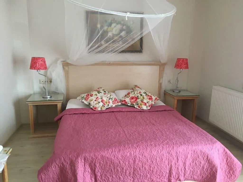 Room, Melaike, Izmir