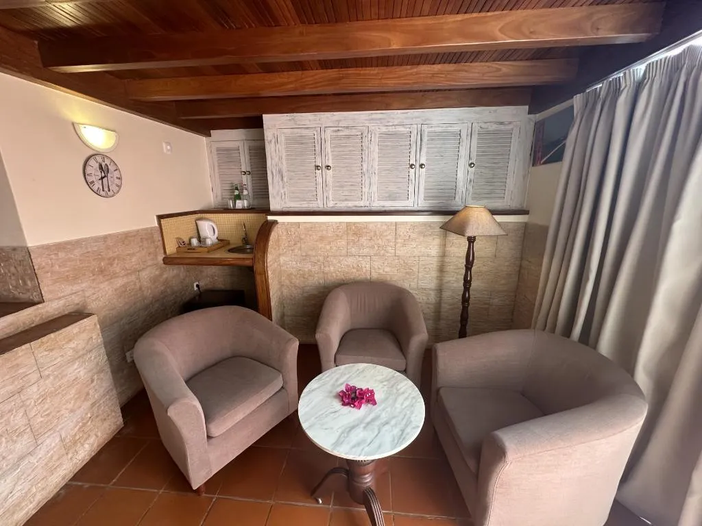 TRIPLE TWO BEDROOMS ONE BATHROOM Room, Inn & Art Hotel Gallery, Madeira