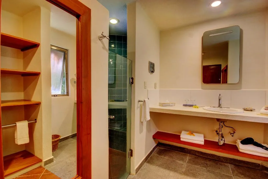 BUNGALOW KING SIZE BED Room, Riviera Maya Suites, Playa Del Carmen