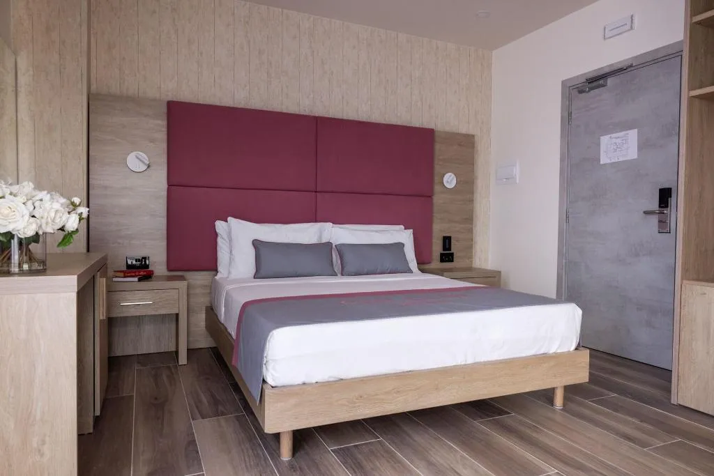Room, C'est La Vie Boutik Swieqi, Malta