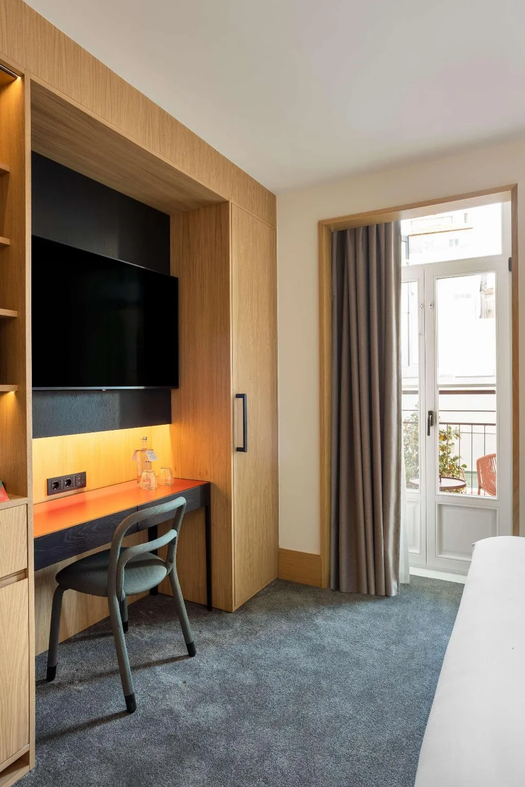 DOUBLE GUEST ROOM QUEEN BED Room, Arts Hotel Porto, Tapestry Collection By Hilton, Porto