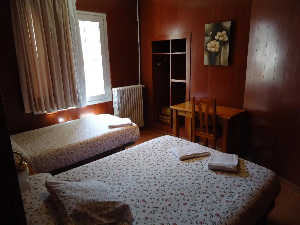 Double or Twin CAPACITY 3 Room, Hostal Porta De Nuria, Barcelona