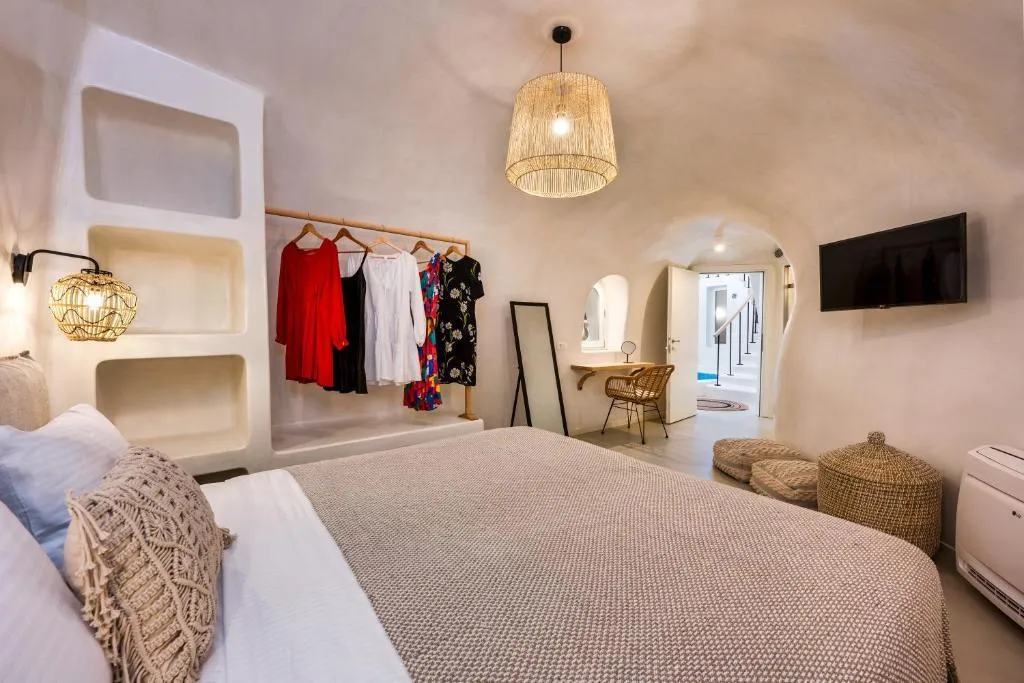 SUITE KING BED WITH JACUZZI Room, Hill Suites Santorini, Santorini