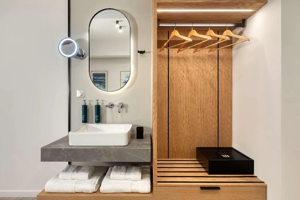 DOUBLE DELUXE Room, Hilton Garden Inn Athens Syggrou Avenue, Athens
