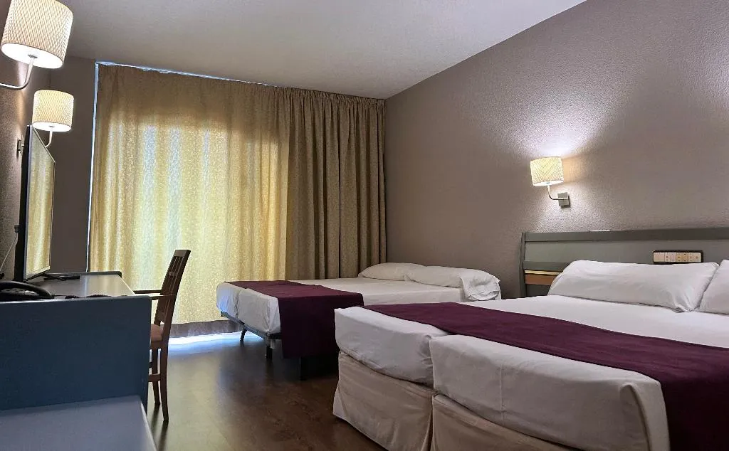 FAMILY ROOM CAPACITY 4 Room, Beatriz Toledo Auditorium & Spa, Madrid