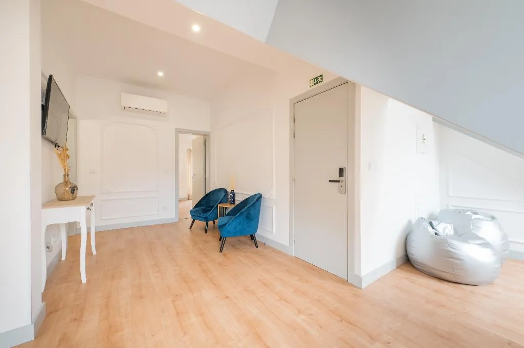 APARTMENT PENTHOUSE Room, Via Augusta 129, Lisbon