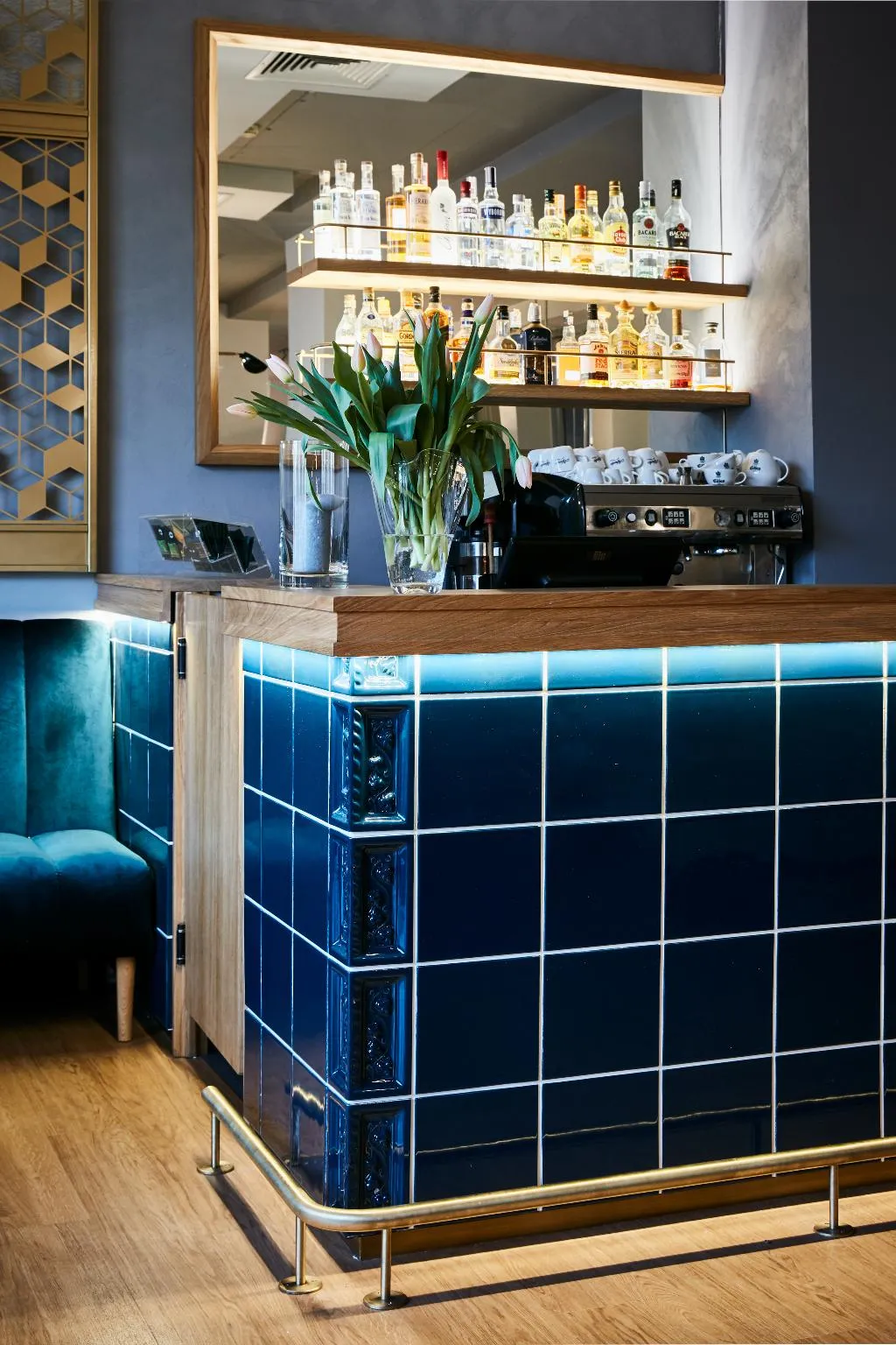 Bar, Apis, Krakow