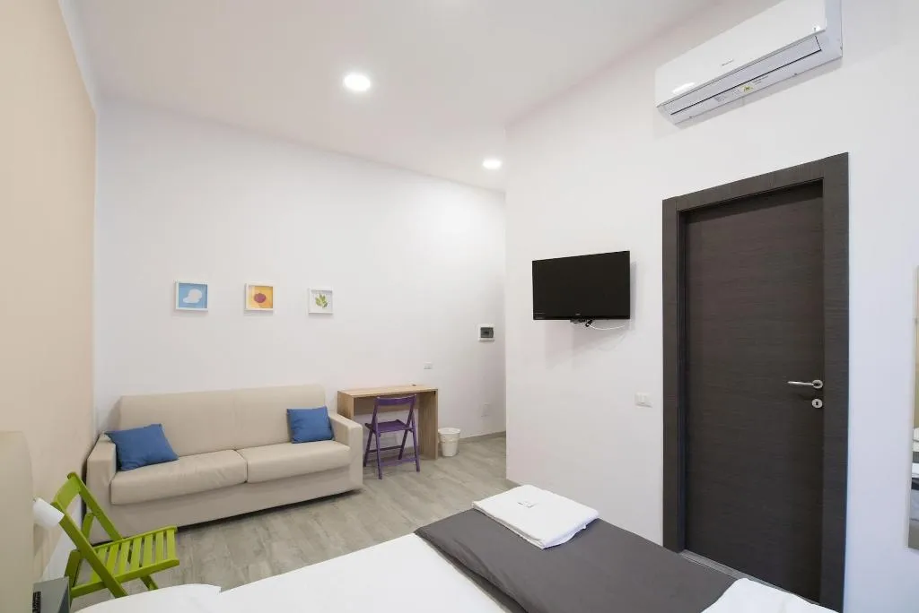 Room, B&B Università, Naples