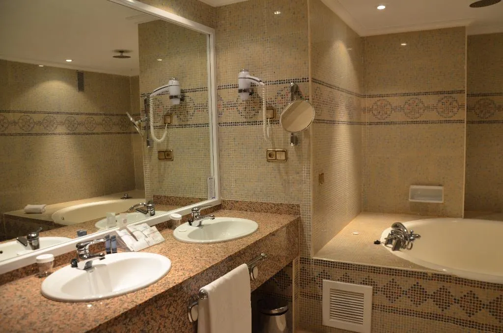 JUNIOR SUITE STANDARD Room, Beatriz Toledo Auditorium & Spa, Madrid