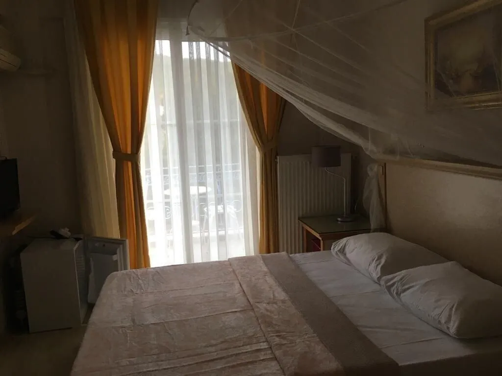 Room, Melaike, Izmir