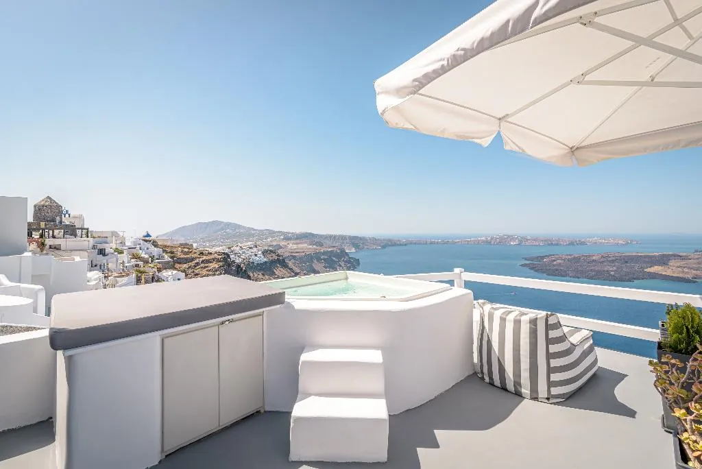 JUNIOR SUITE WITH JACUZZI Room, Avianto Luxury Suites, Santorini