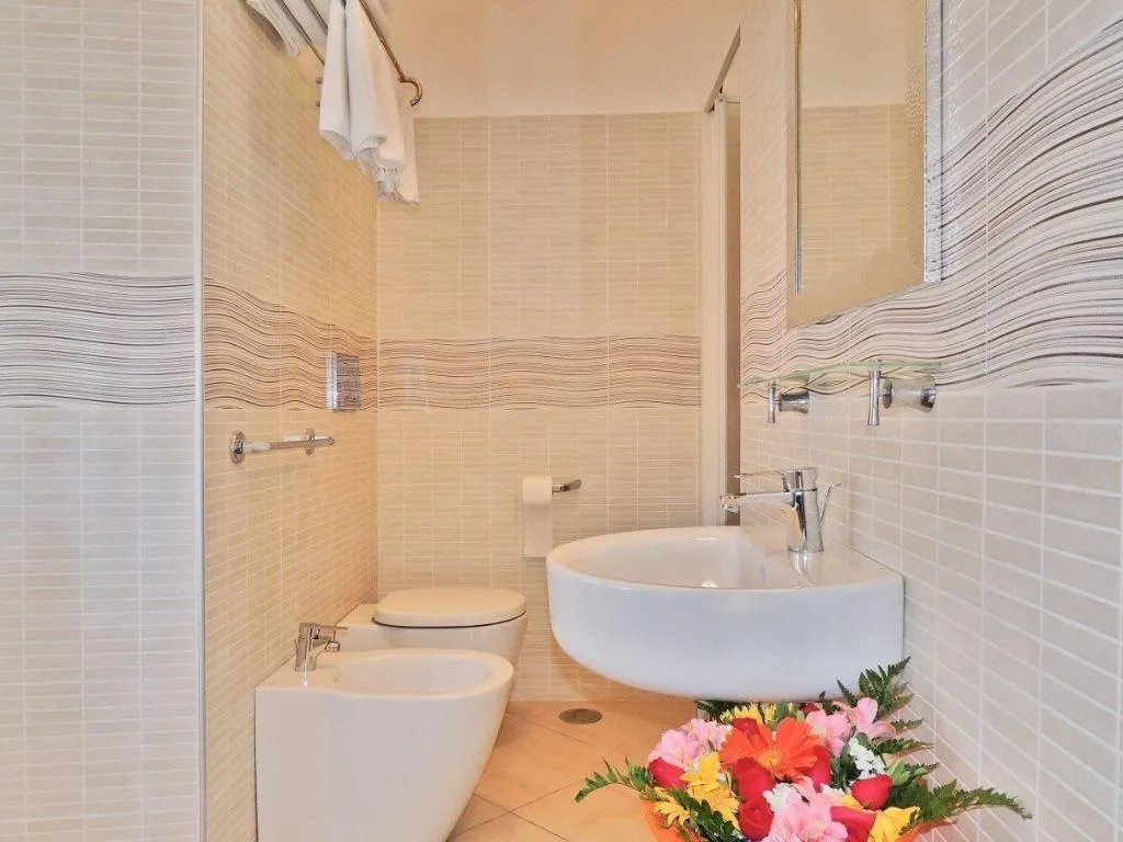 Room, Enrica, Naples