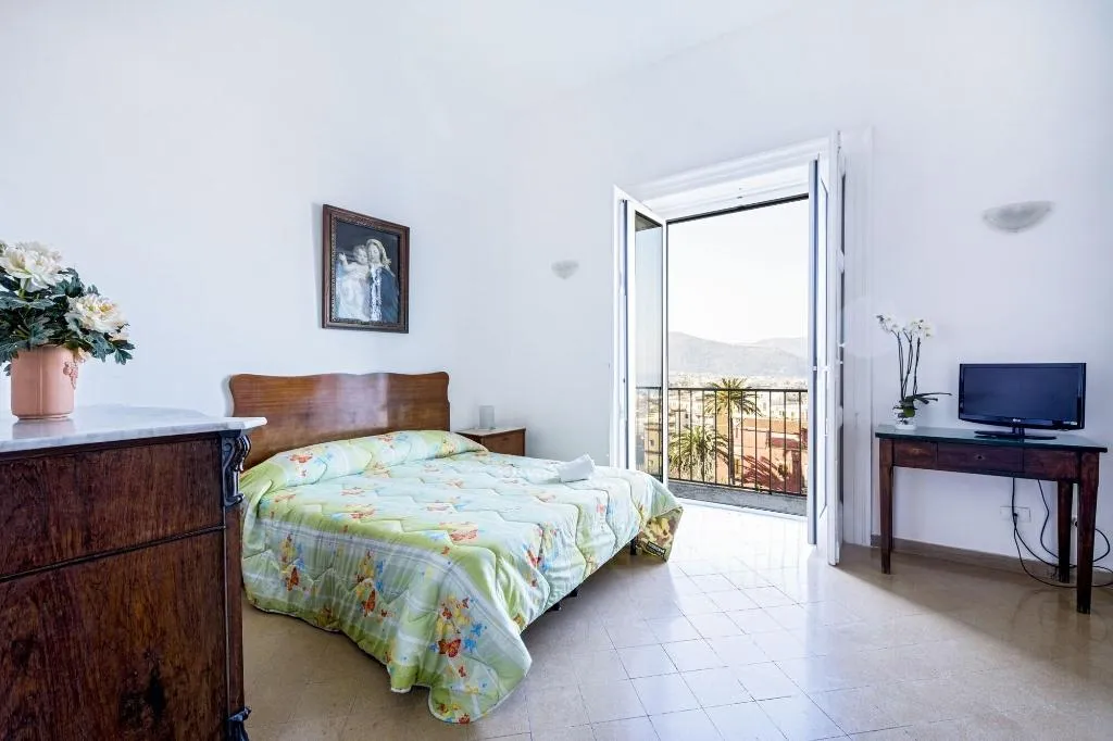 Room, Lo Stradone, Naples