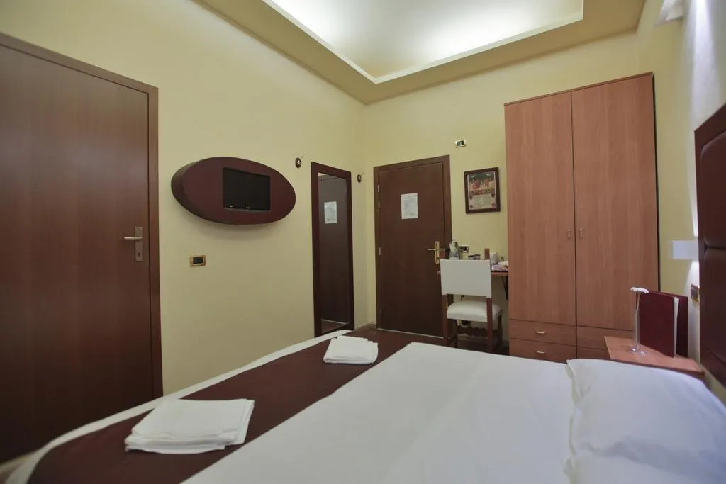 Room, B&B EuroHome, Florence