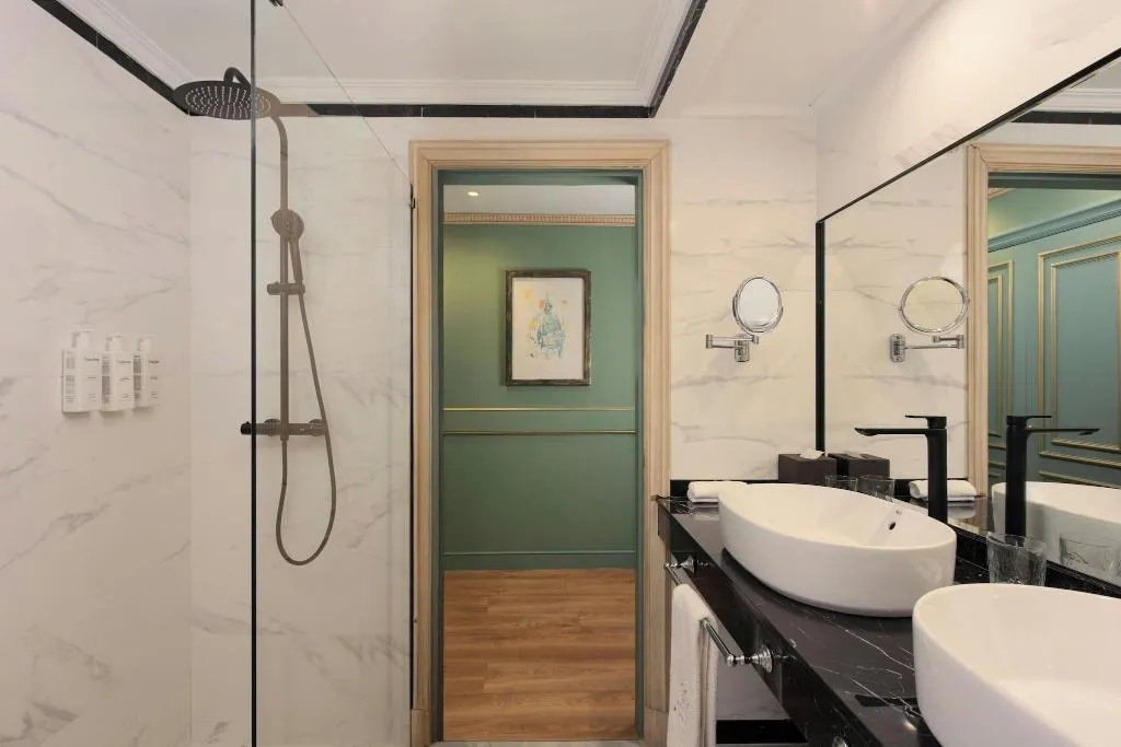 DOUBLE KING SIZE BED Room, Autograph Collection Eugenia de Montijo, Madrid