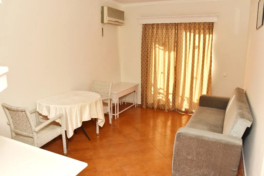 Room, Club Dante, Dalaman