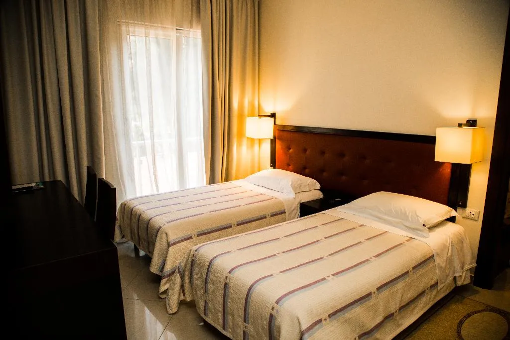 Room, New York, Kavaje