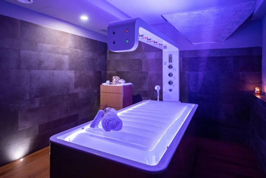 Sports and Entertainment, Gold Tower Lifestyle Hotel, Naples