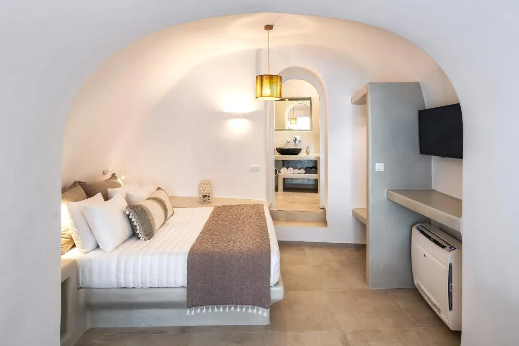 JUNIOR SUITE WITH JACUZZI Room, Hill Suites Santorini, Santorini