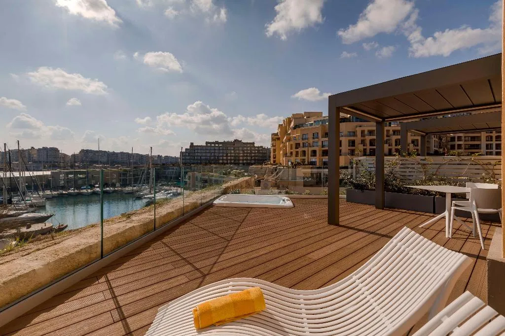 SUITE STANDARD Room, Hilton Malta, Malta
