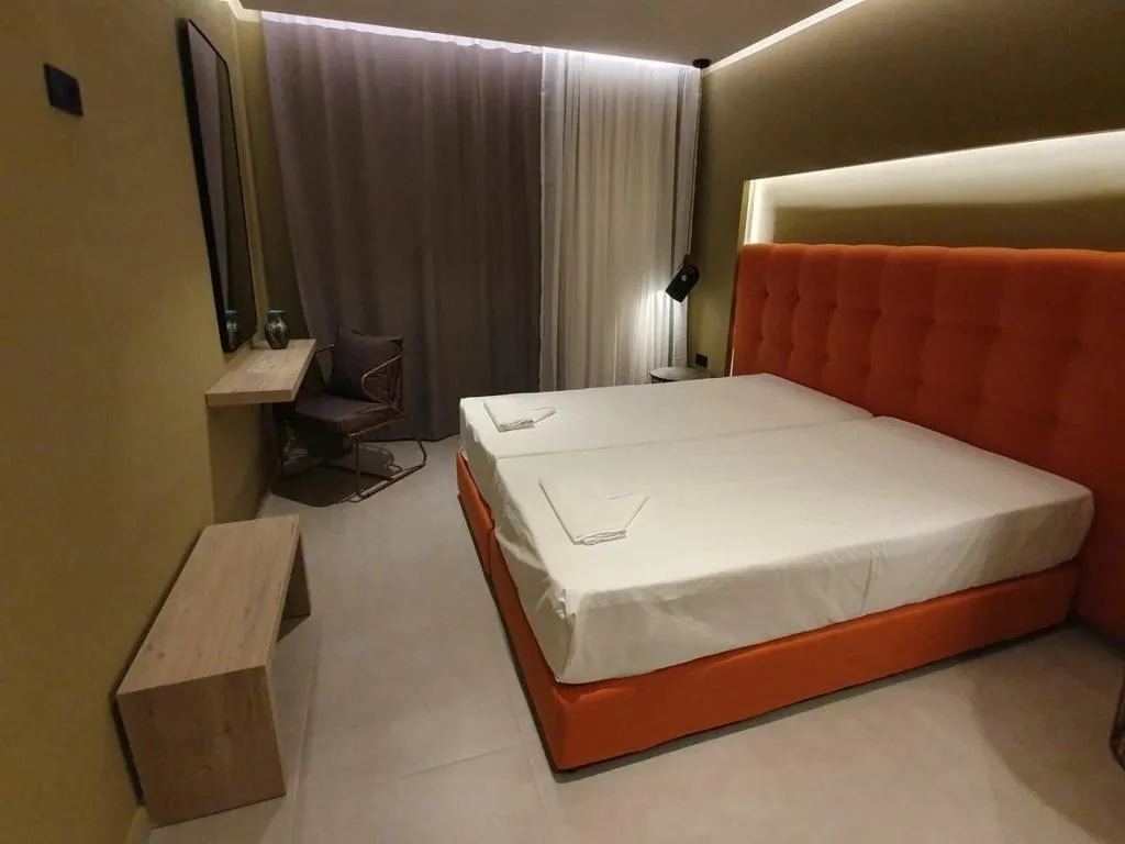Room, Iris, Kos