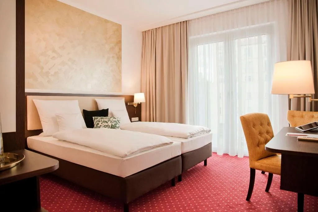 DOUBLE CLASSIC KING BED Room, Gold Palais Hotel, Berlin