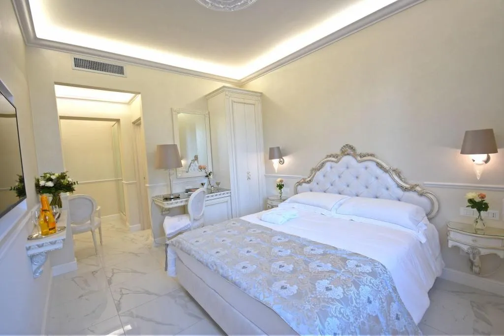 DOUBLE DELUXE QUEEN BED Room, The Moon Boutique Hotel, Florence