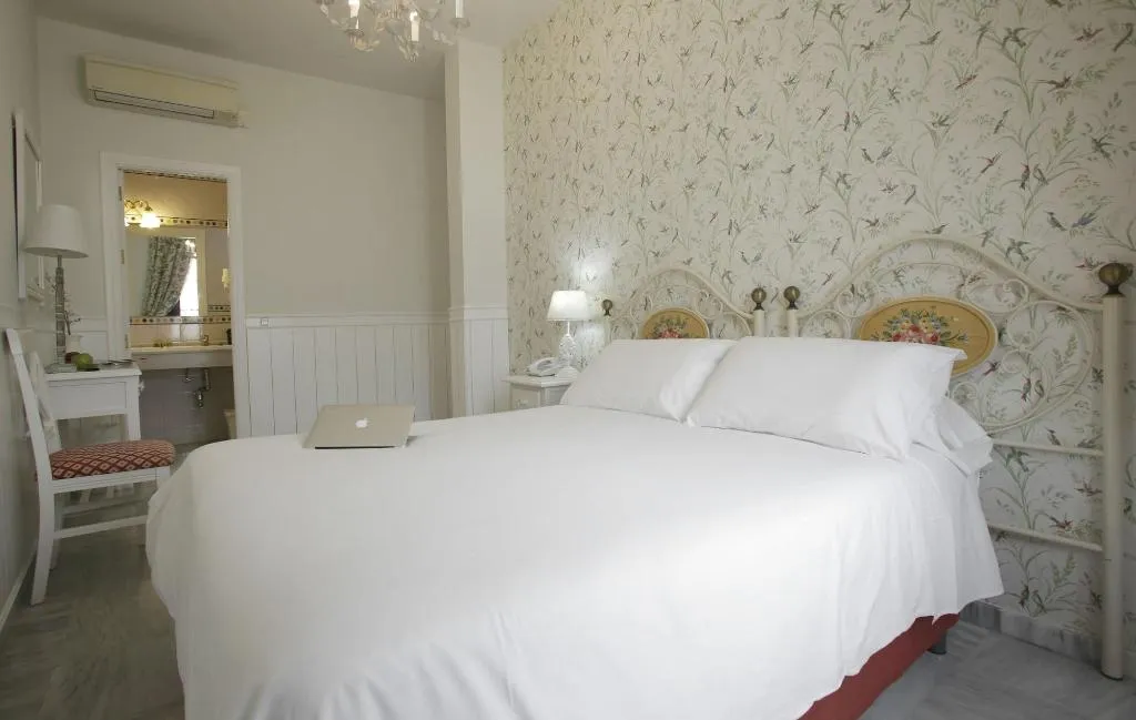 Room, Puerta de Sevilla, Seville