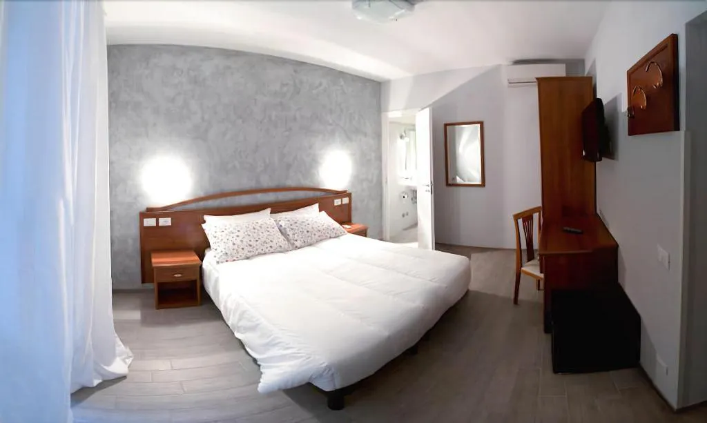 Room, A Casa Nostra, Naples