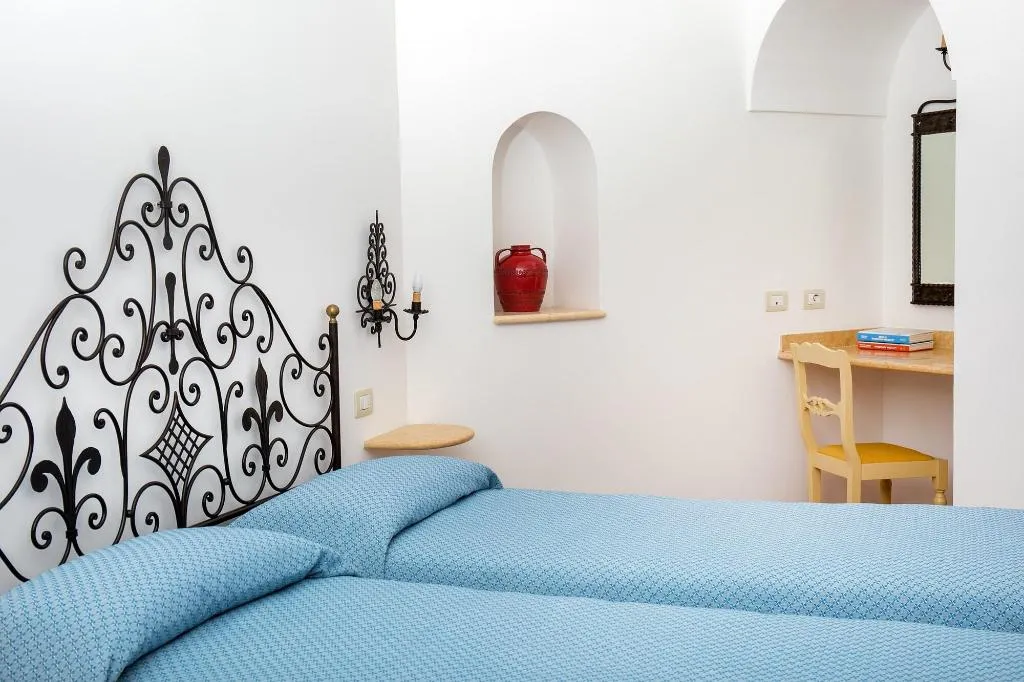 Room, Pupetto, Naples