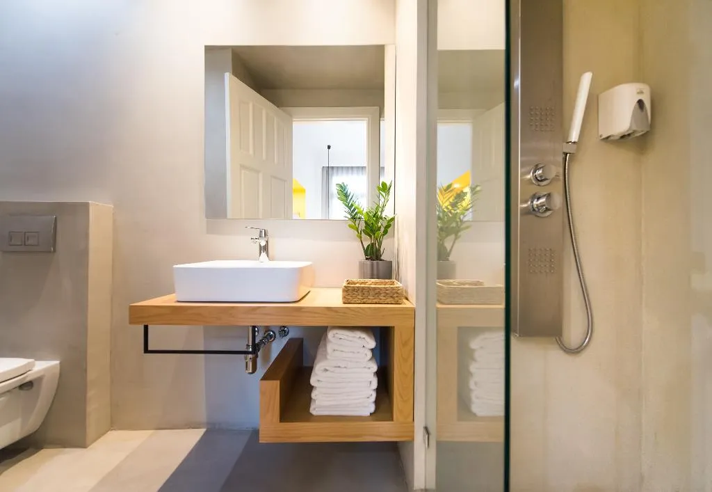 Double or Twin WITH BALCONY Room, MONK Monastiraki Suites, Athens