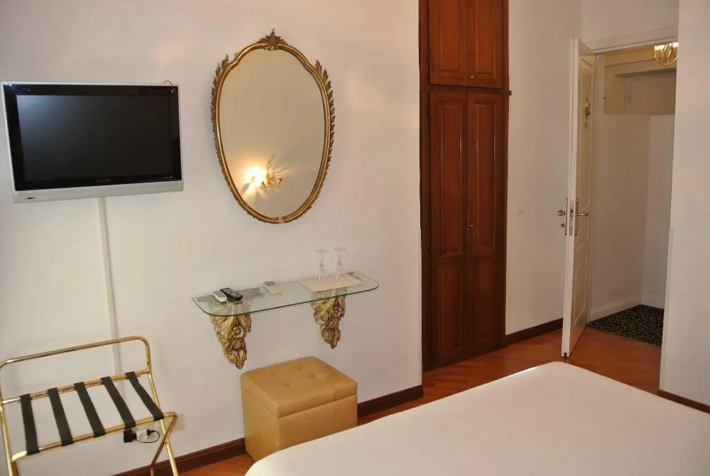 Room, 58 Le Real De Luxe, Rome
