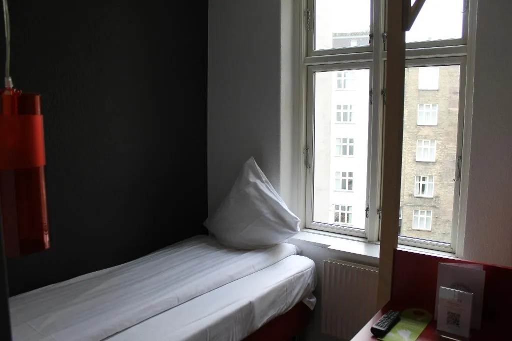 SINGLE WITH SHARED BATHROOM Room, Annex Copenhagen, Copenhagen