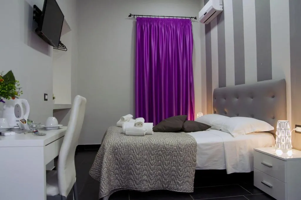 Room, B&B Napoli Binario1, Naples
