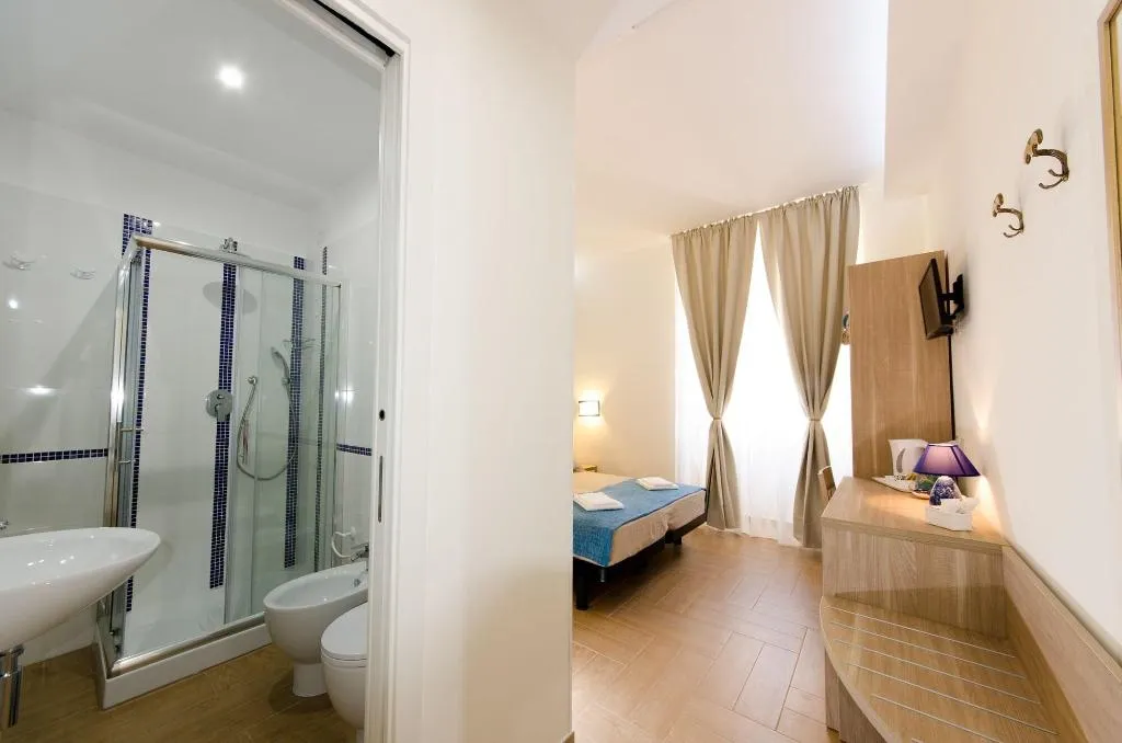 Room, Gemme Di Roma, Naples