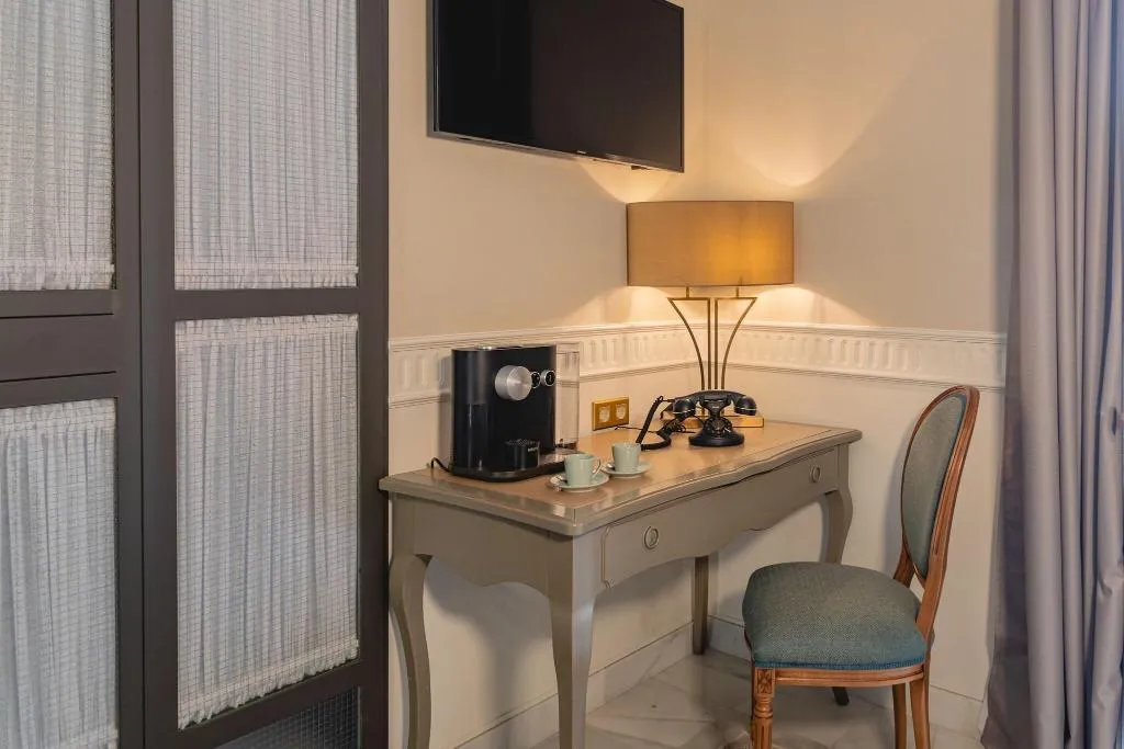 DOUBLE DELUXE KING BED Room, Gravina 51, Seville