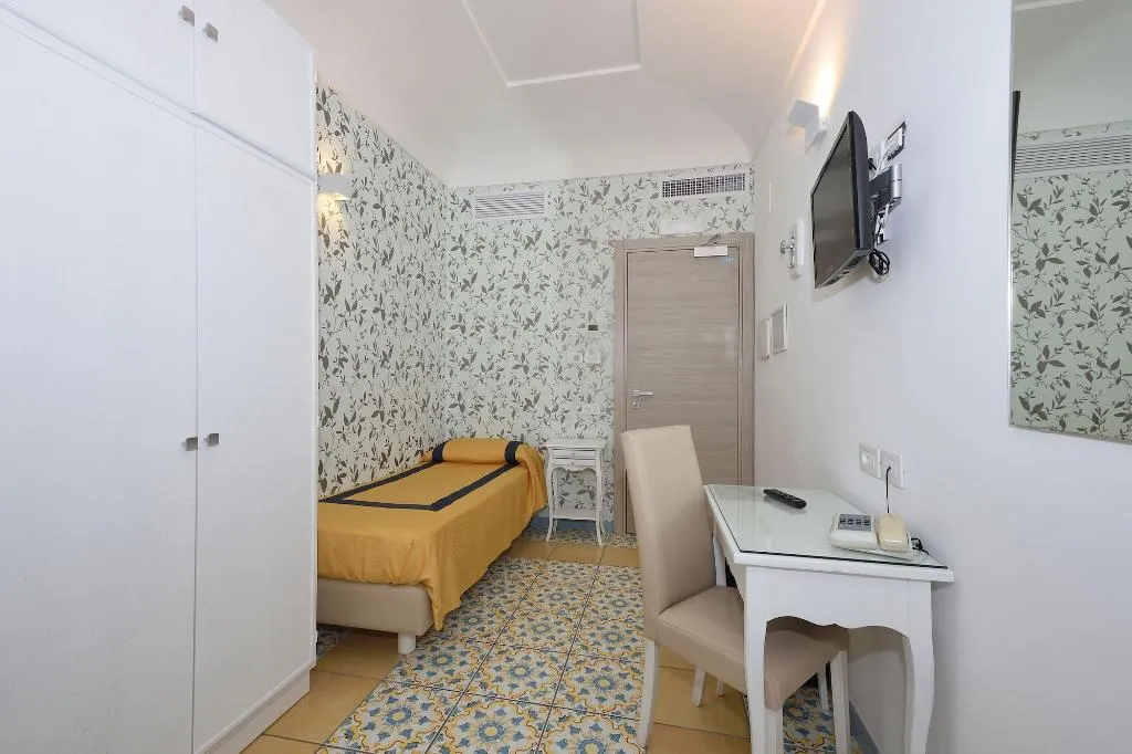 Room, Hotel Settebello, Naples