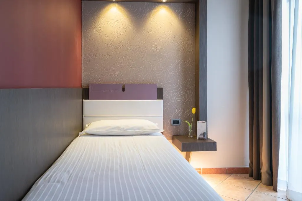 TRIPLE STANDARD Room, Palace Hotel, Naples