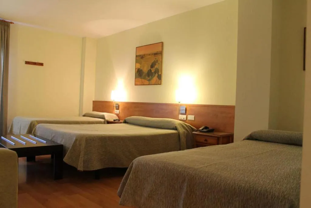 FAMILY ROOM THREE BEDS Room, Flora Parc, Barcelona
