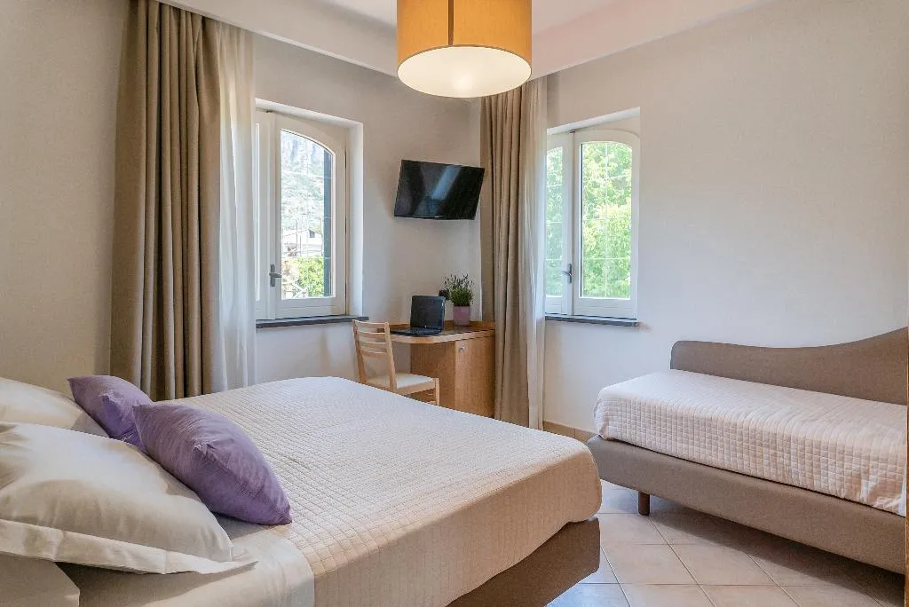 TRIPLE GARDEN VIEW Room, Relais Francesca, Naples