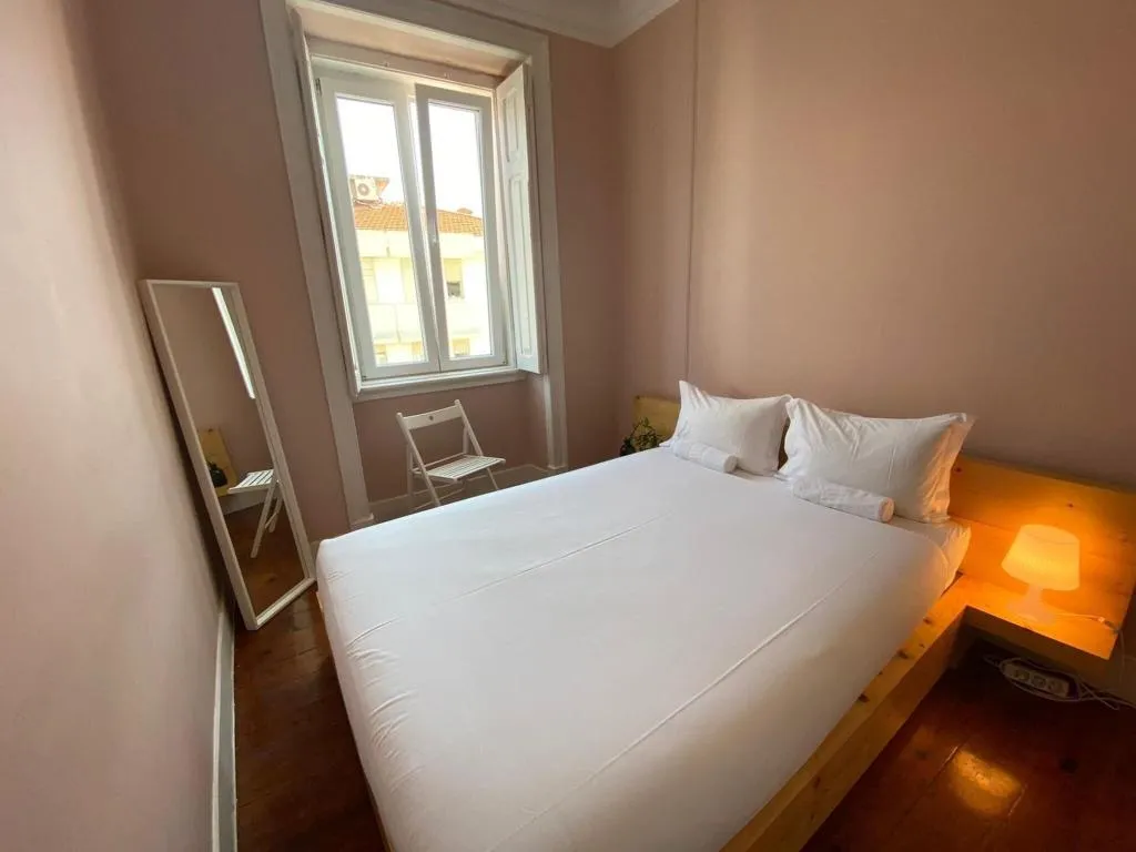 DOUBLE WITH SHARED BATHROOM Room, Green Heart Hostel, Lisbon