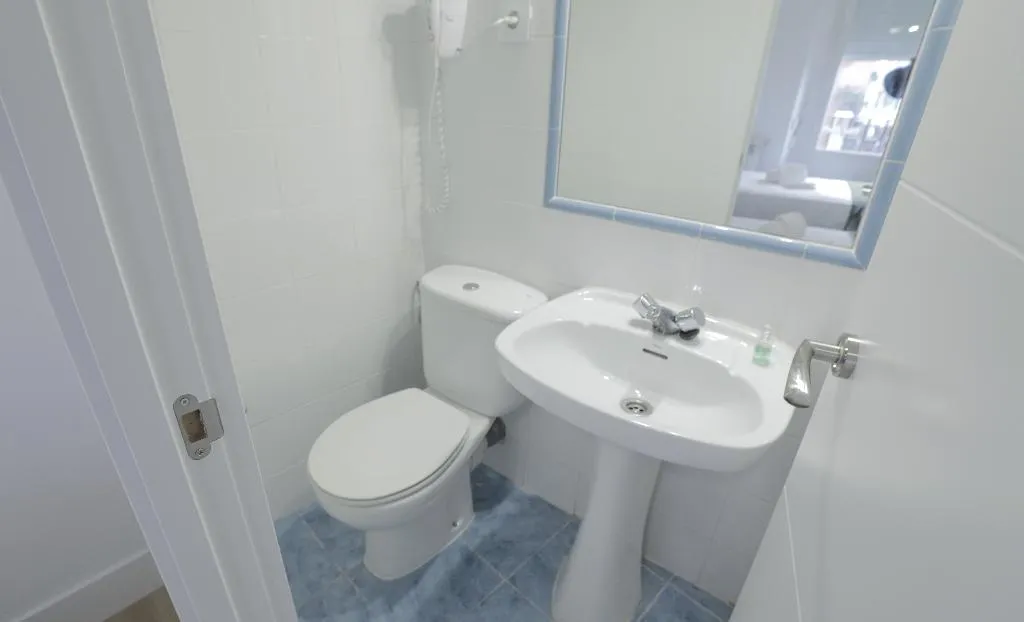 SINGLE WITH SHARED BATHROOM Room, Pensión MYD La Estrella, Madrid