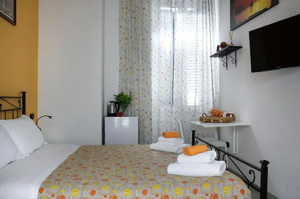 Room, Pomodoro B&B, Naples